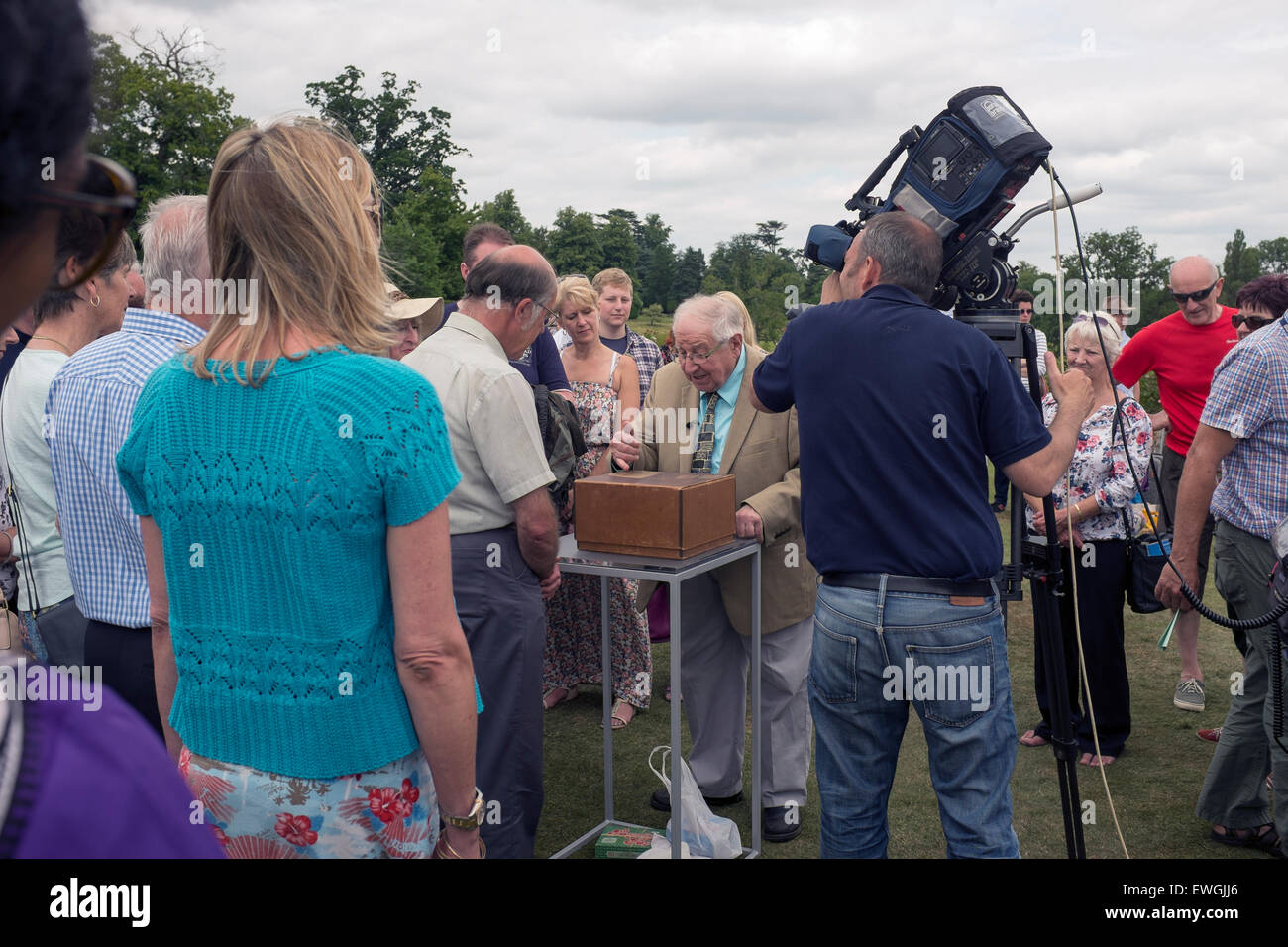 Henry Sandon el rodaje de Antigüedades Roadshow en casa Bowood Calne Wiltshire, junio de 2015 Foto de stock