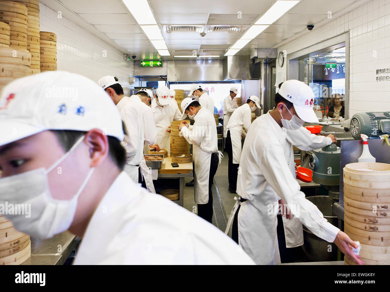 Los trabajadores preparar albóndigas en Taipei el famoso Din Tai Fung restaurante Dim Sum Taiwán Foto de stock