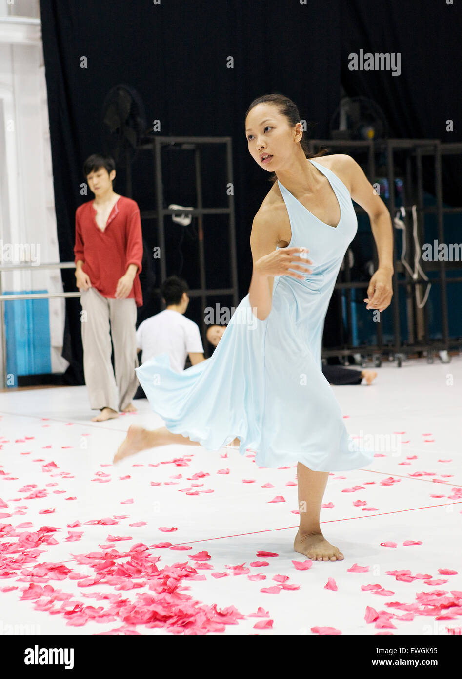 Bailarines con la Cloud Gate Dance Theatre de Taiwán grupo ensaya en su espacio en Taipei. Foto de stock