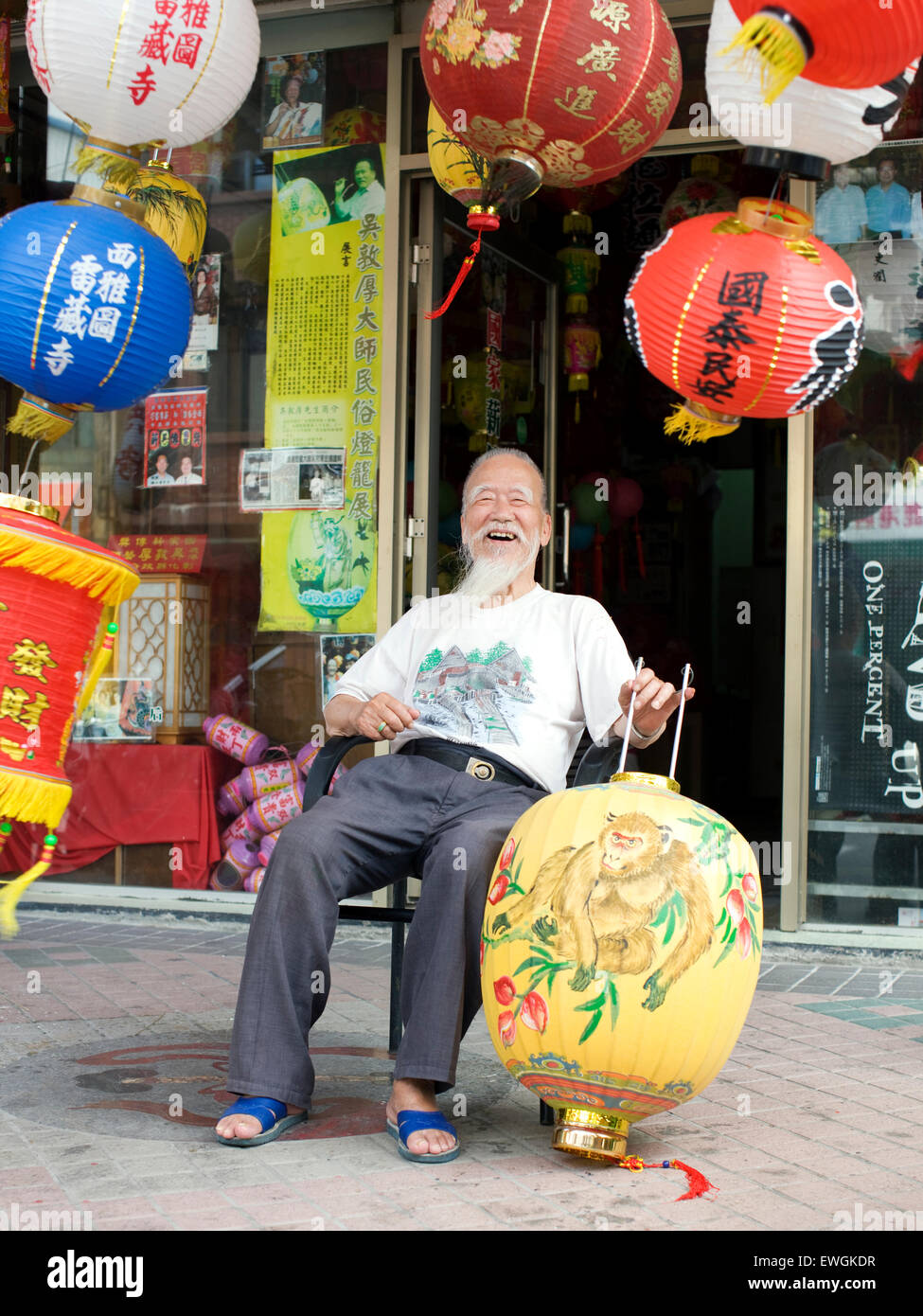 Linterna maker Wu-Dui-Hou, en su Wu-hou Dui Latern shop. Lukang. Taiwán. Foto de stock