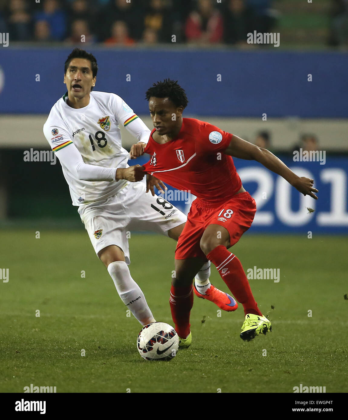 Temuco Chile El 25 De Junio De 2015 Andre Carrillo R De Peru Compite Con Ricardo Pedriel De Bolivia Durante Su Partido En Los Cuartos De Final De La Copa America 2015