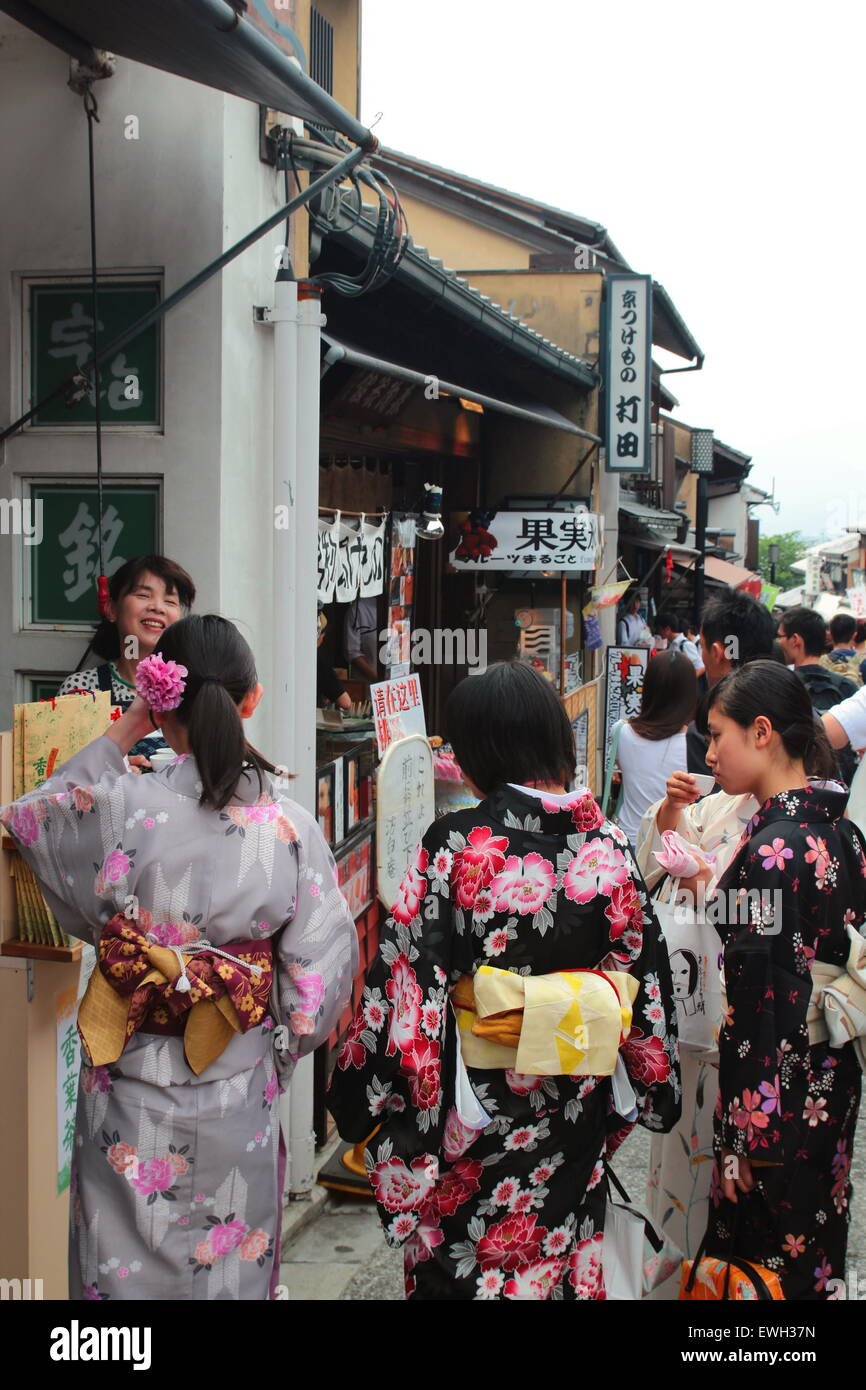 Jóvenes japoneses en kimono tradicional en Kyoto street Foto de stock