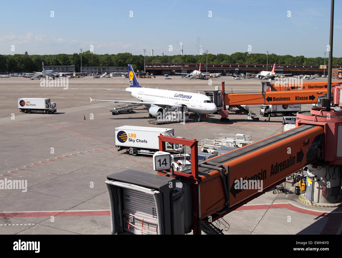 Berlín, Alemania, Lufthansa aviones está en la posición de estacionamiento en un Fluggastbruecke Foto de stock
