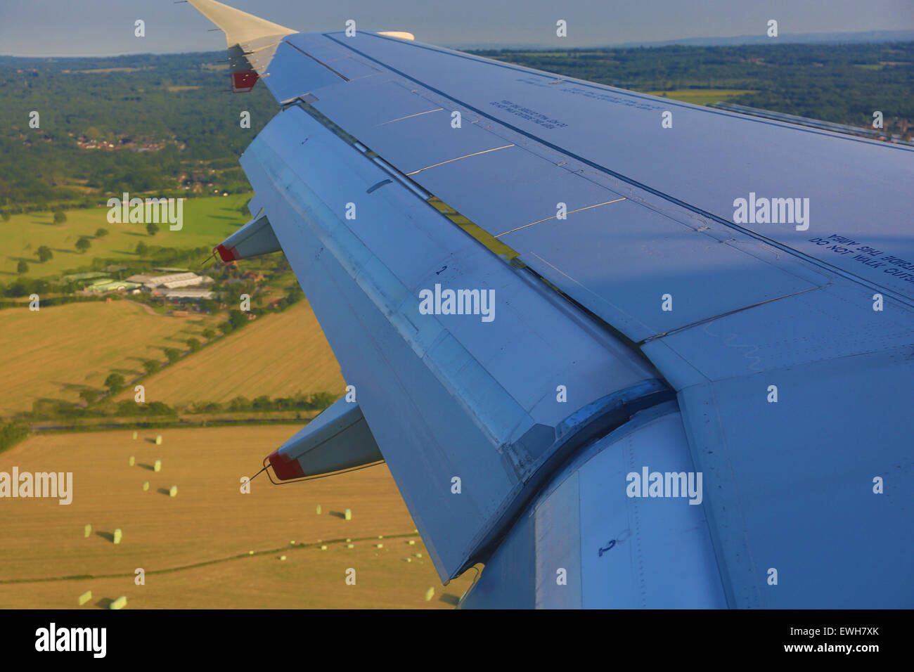 El ala de un avión con alerones Fotografía de stock - Alamy