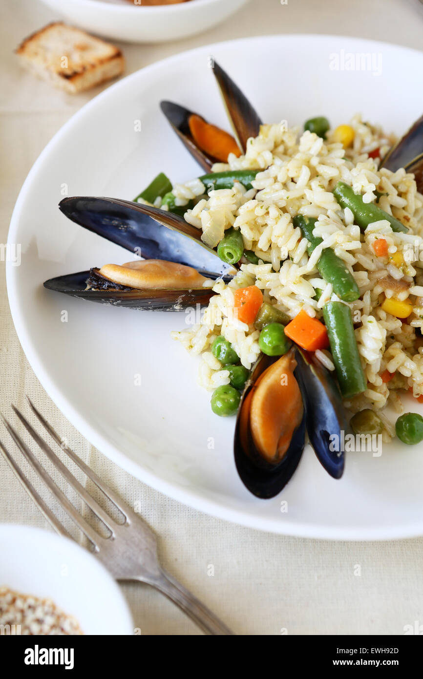 Arroz con verduras y mejillones, los alimentos Foto de stock