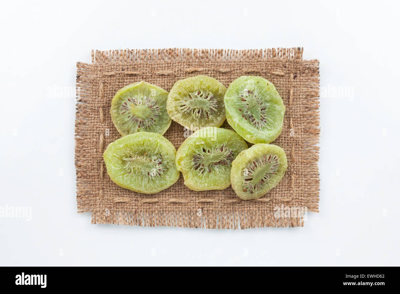 Marco de arpillera con Dried Kiwi, sobre un fondo blanco. Foto de stock