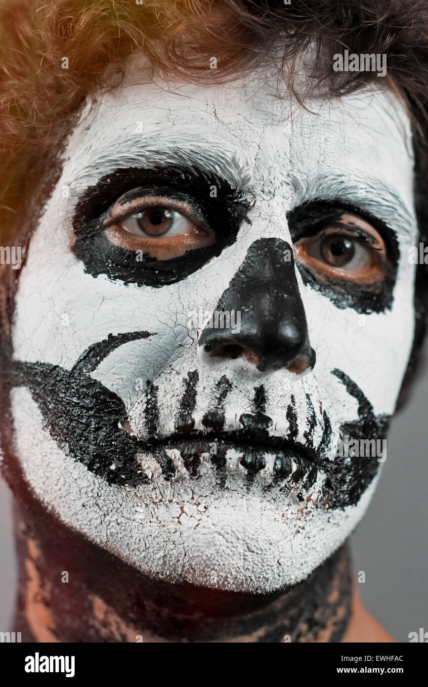 Cerrar retrato del hombre con halloween cráneo pintura facial Fotografía de  stock - Alamy