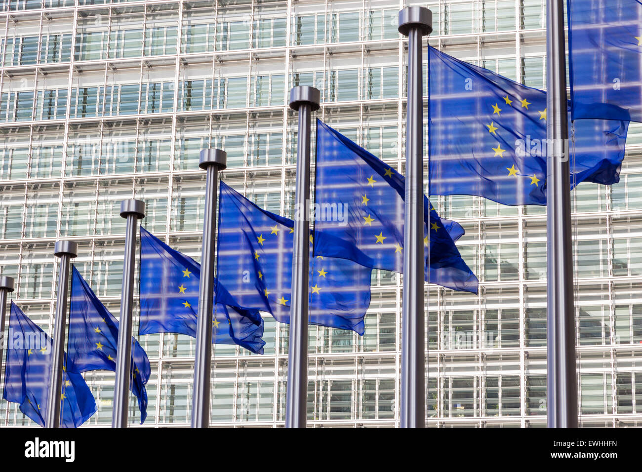 Banderas en frente del edificio de la Comisión Europea en Bruselas Foto de stock