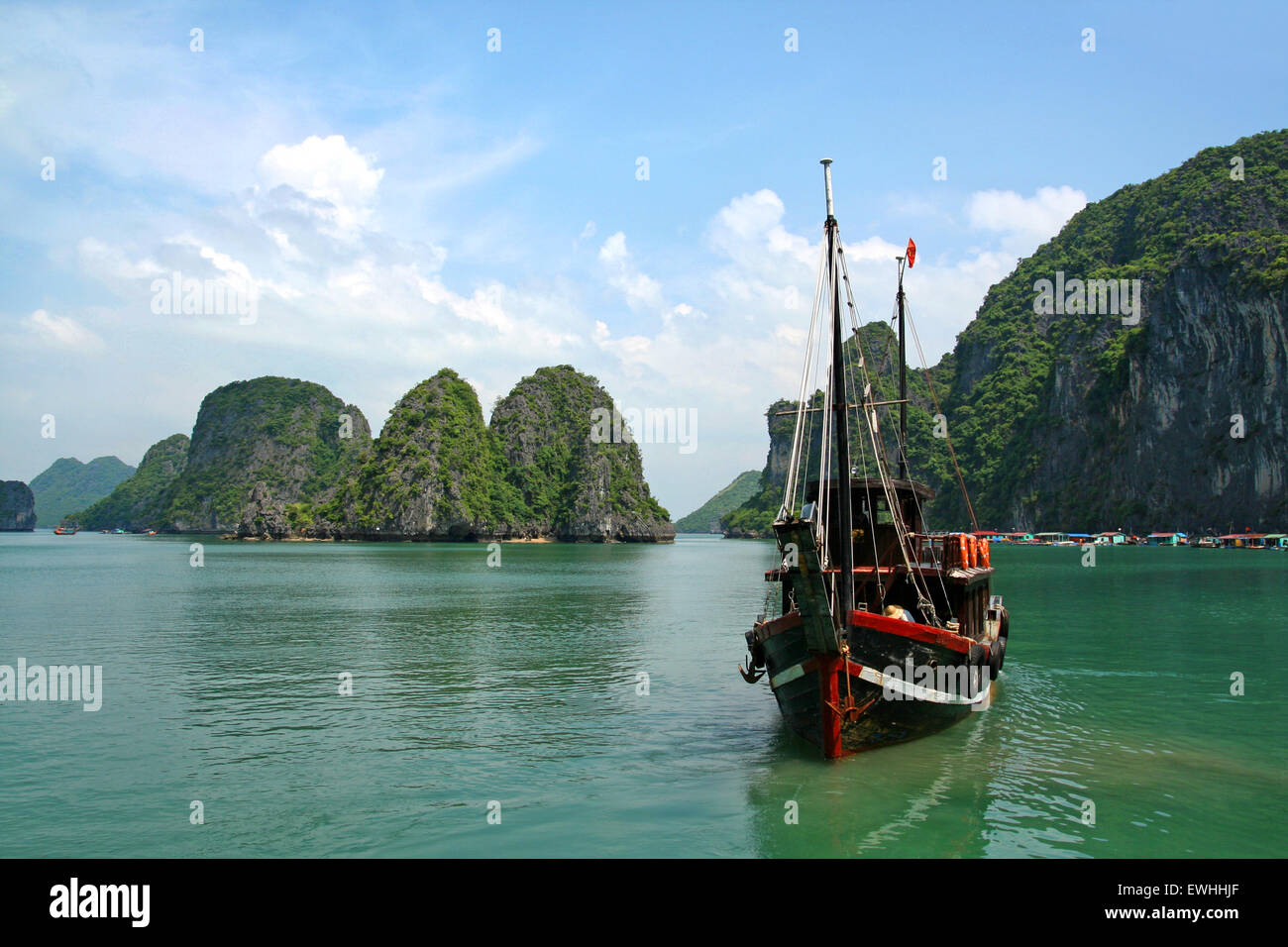 Barco de junco en la Bahía de Halong, Vietnam Foto de stock