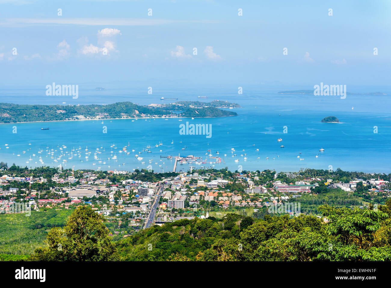 Un alto ángulo de visualización hermoso paisaje de Ao Chalong Bay y la ciudad, al lado del mar en la provincia de Phuket, Tailandia Foto de stock