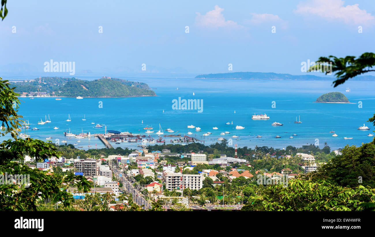 Un alto ángulo de visualización puente para viajar en barco a Ao Chalong Bay y la ciudad, al lado del mar en la provincia de Phuket, Tailandia, pantalla panorámica de 16:9 Foto de stock
