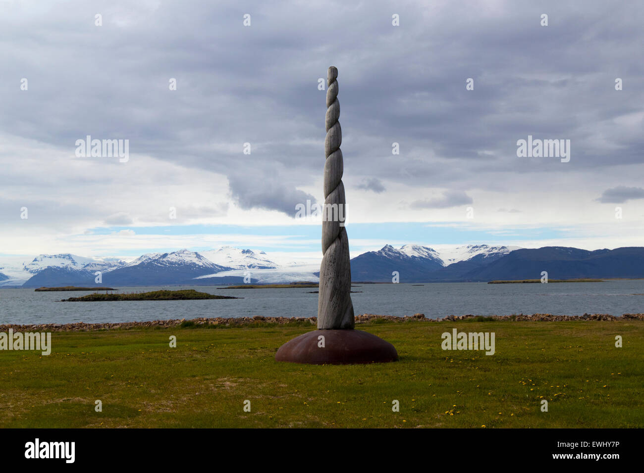 Cuerno de narval de madera en forma de colmillo de escultura en el paseo marítimo de Hofn Islandia Foto de stock