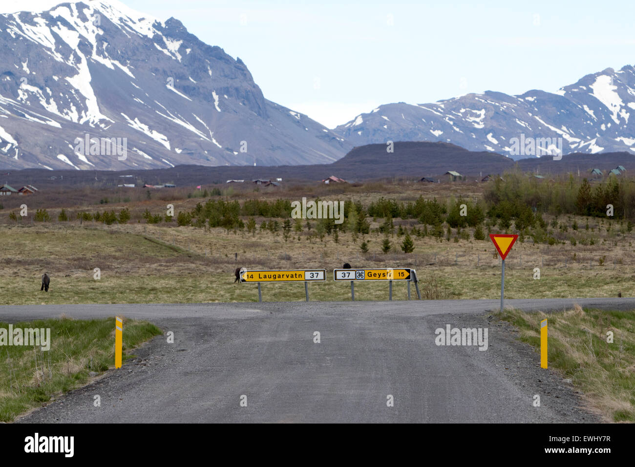 Áspero cruce de carreteras de grava en las zonas rurales de Islandia Foto de stock