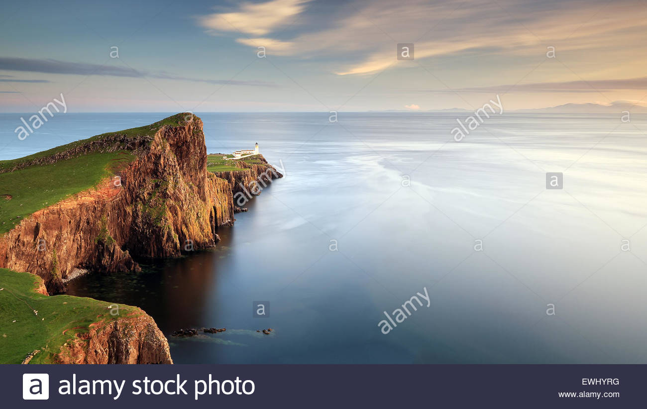 Neist Point y faro de la isla de Sky de Escocia. Fotografiado justo antes de la puesta de sol. Foto de stock