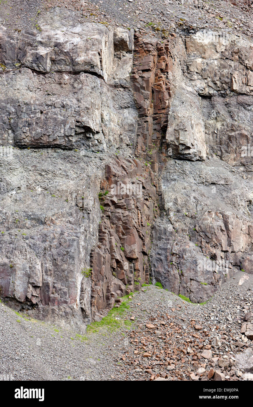 Dique de basalto formaciones rocosas formadas por magma endurecimiento en la fractura de las rocas en la ladera Islandia Foto de stock