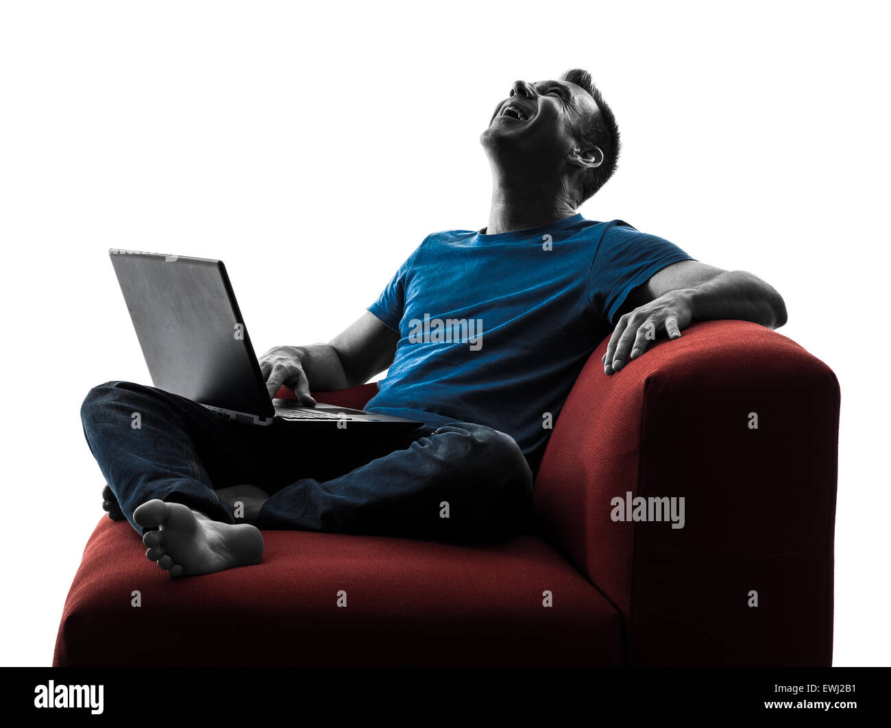 Un hombre caucásico riendo equipo portátil de computación en silueta aislado sobre fondo blanco. Foto de stock