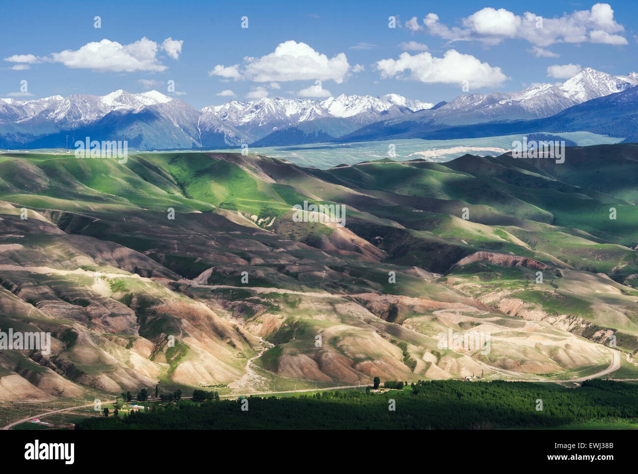 La vista horizontal de Qiong Ku Shi Tai aldea de Yili, Región Autónoma Uigur, northhwest China el 8 de junio de 2015. Foto de stock