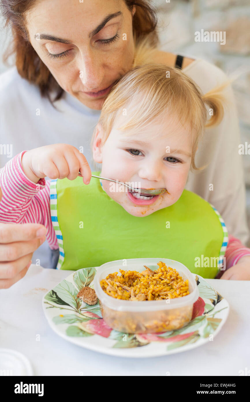 Bebé comiendo arroz de tupperware Fotografía de stock - Alamy