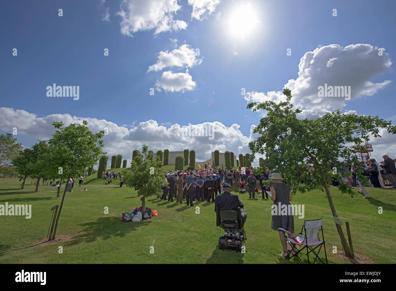 National Memorial Arboretum, Staffordshire, Reino Unido. 27 de junio de 2015. Día de las fuerzas armadas se conmemoró con miembros de las fuerzas armadas y miles de espectadores en el National Memorial Arboretum cerca de Lichfield en Staffordshire. Crédito: Richard Grange/Alamy Live News Foto de stock