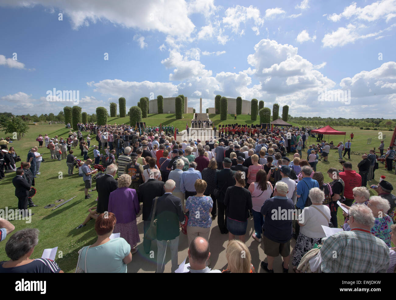 National Memorial Arboretum, Staffordshire, Reino Unido. 27 de junio de 2015. Día de las fuerzas armadas se conmemoró con miembros de las fuerzas armadas y miles de espectadores en el National Memorial Arboretum cerca de Lichfield en Staffordshire. Crédito: Richard Grange/Alamy Live News Foto de stock