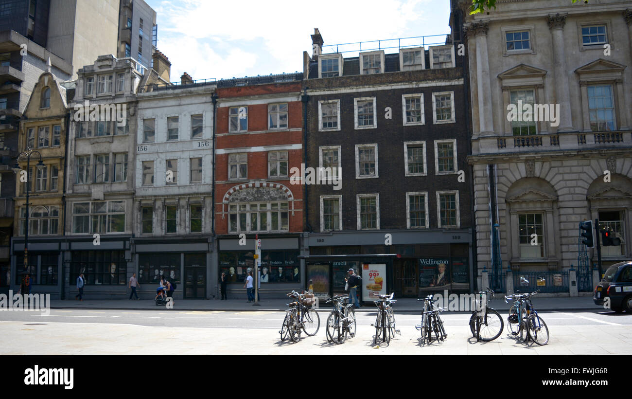 Vista de la fila de edificios victorianos en The Strand, propiedad del King's College London, que debían ser demolidos pero ahora salvados Foto de stock