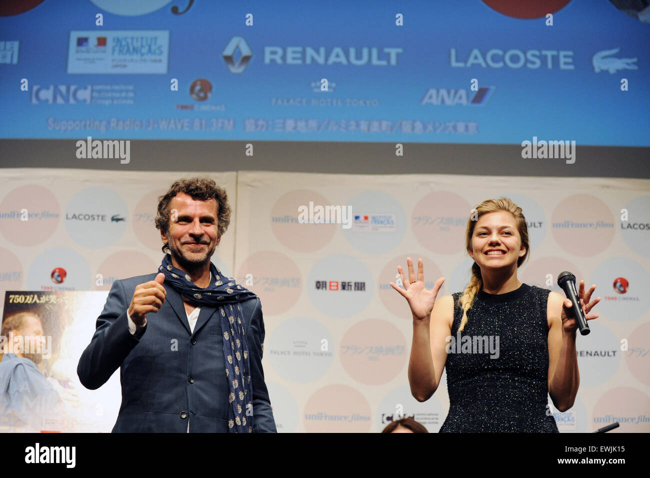 El director francés Eric Lartigau y la cantante y actriz francesa Louane Emera en Festival de Cine Francés en Tokio, el 26 de junio de 2015. Foto de stock