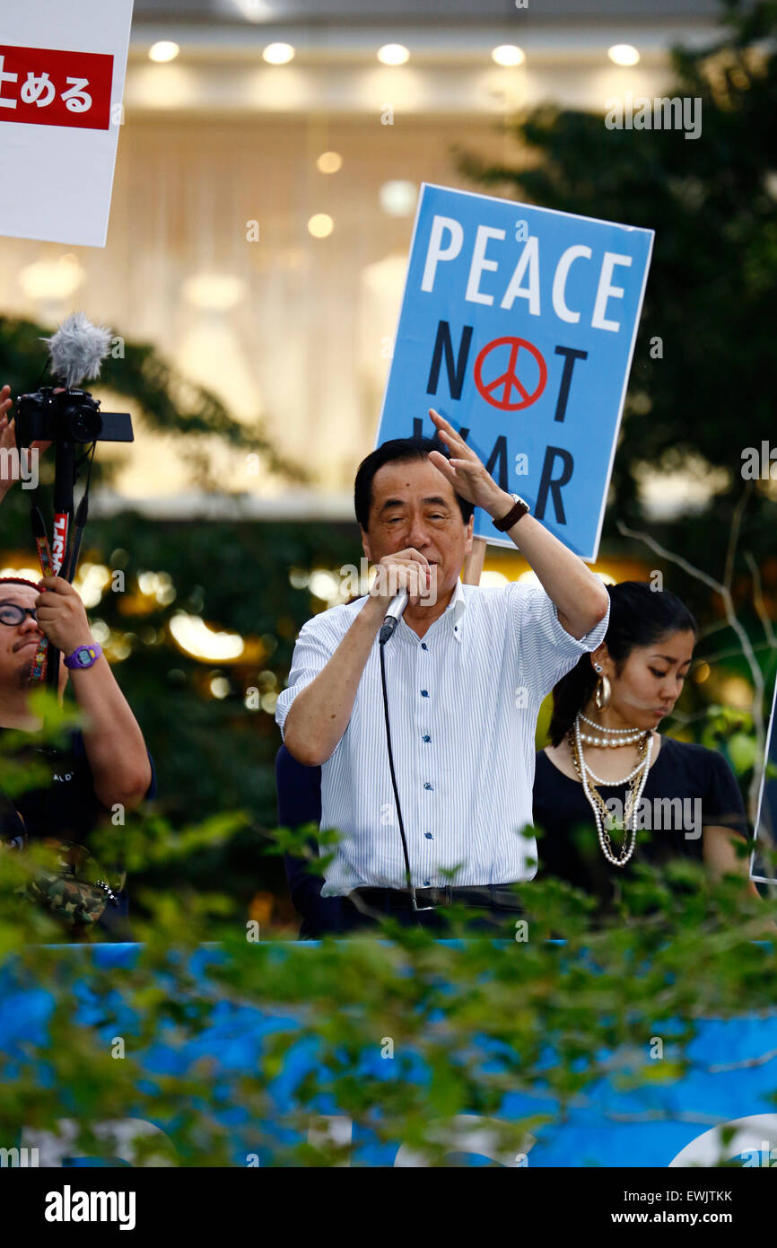 Naoto Kan, ex Primer Ministro de Japón insta a la protección de los pacifistas del artículo 9 de la Constitución japonesa durante una protesta organizada por los miembros de la acción de emergencia de estudiantes por la democracia liberal-s (SEALDs) en Shibuya distrito comercial el 27 de junio de 2015, en Tokio, Japón. Alrededor de mil personas se manifestaron en frente de la famosa intersección fuera de estación de Shibuya contra el Primer Ministro Abe la reinterpretación del artículo 9, que permitiría a las tropas de la nación para luchar en el extranjero. © Rodrigo Reyes Marin/AFLO/Alamy Live News Foto de stock