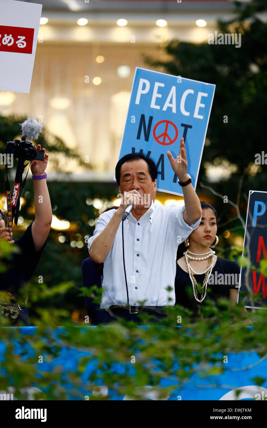 Naoto Kan, ex Primer Ministro de Japón insta a la protección de los pacifistas del artículo 9 de la Constitución japonesa durante una protesta organizada por los miembros de la acción de emergencia de estudiantes por la democracia liberal-s (SEALDs) en Shibuya distrito comercial el 27 de junio de 2015, en Tokio, Japón. Alrededor de mil personas se manifestaron en frente de la famosa intersección fuera de estación de Shibuya contra el Primer Ministro Abe la reinterpretación del artículo 9, que permitiría a las tropas de la nación para luchar en el extranjero. © Rodrigo Reyes Marin/AFLO/Alamy Live News Foto de stock