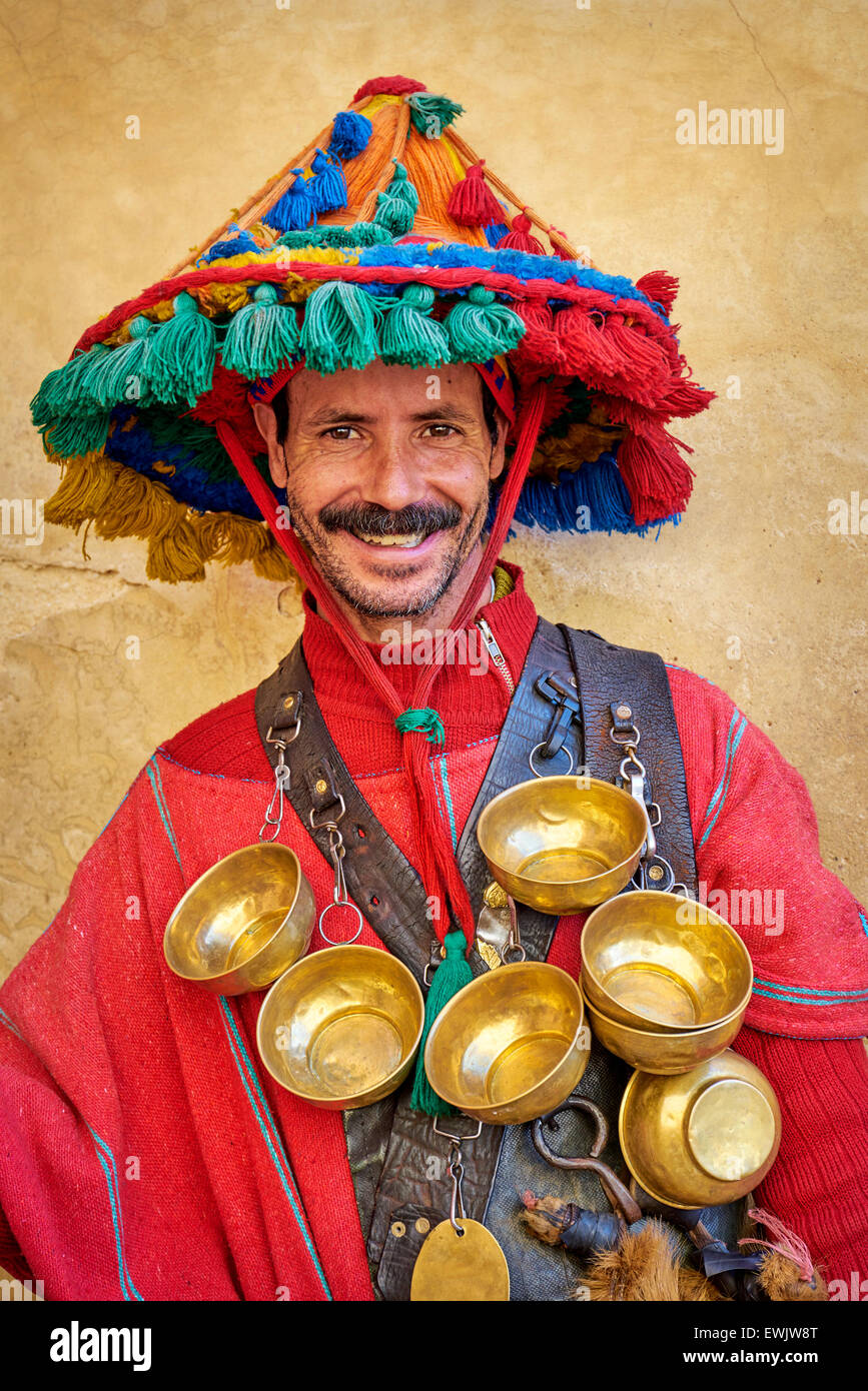 Retrato de portador de agua en su uniforme típico, Marrakech, Marruecos, África Foto de stock