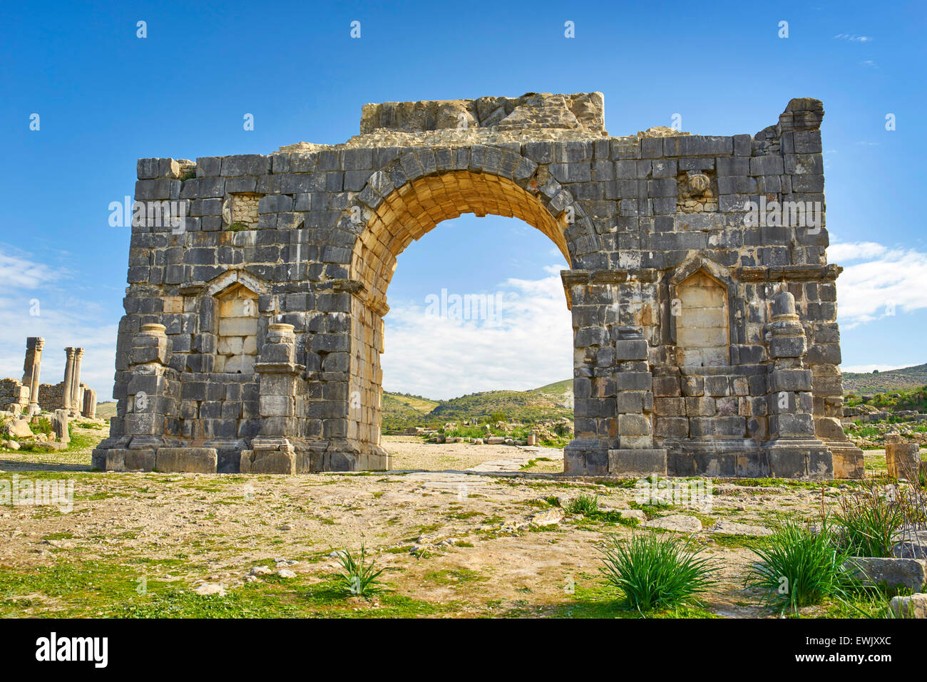 Ruinas romanas de Volubilis, cerca de Meknes, arco triunfal, UNESCO, Marruecos, África Foto de stock