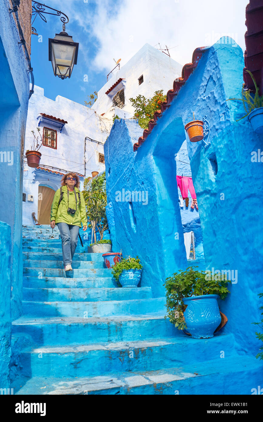 Las paredes pintadas de azul en la antigua medina de Chefchaouen, Marruecos, África Foto de stock