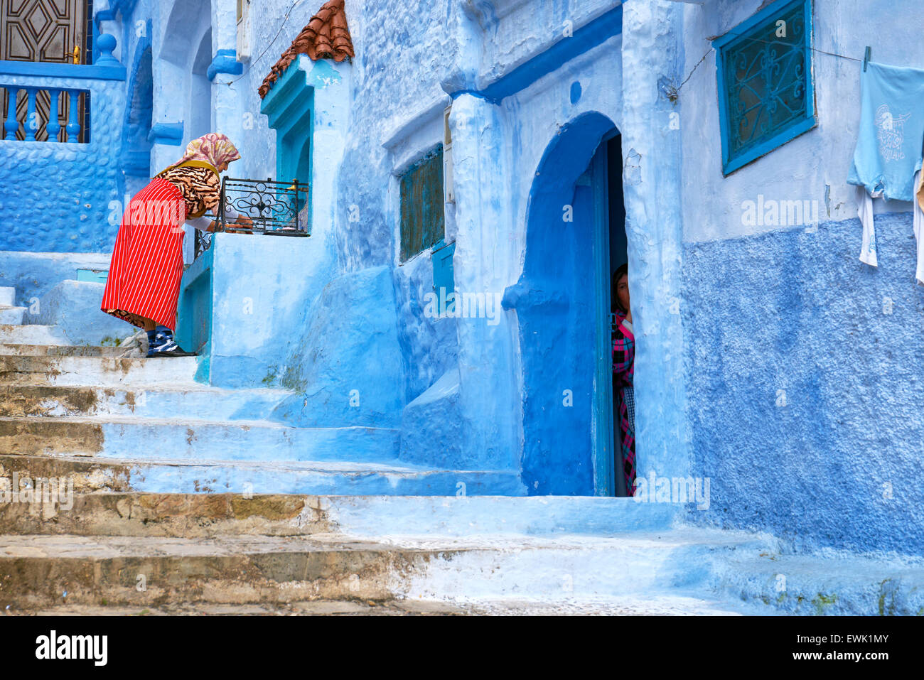 Las paredes pintadas de azul en la antigua medina de Chefchaouen, Marruecos, África Foto de stock