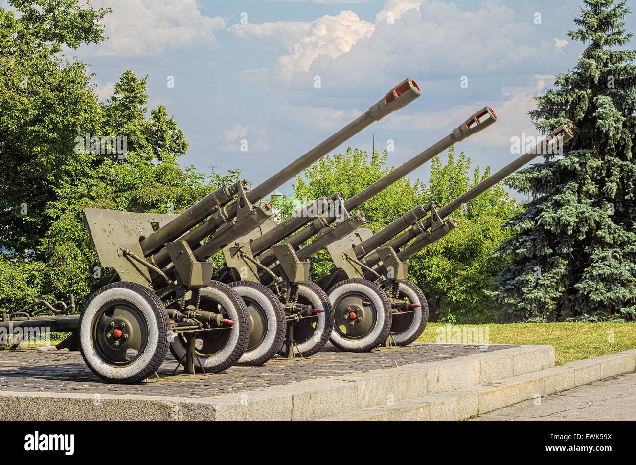 Cañones en el Museo de la Segunda Guerra Mundial en Kiev Fotografía de  stock - Alamy
