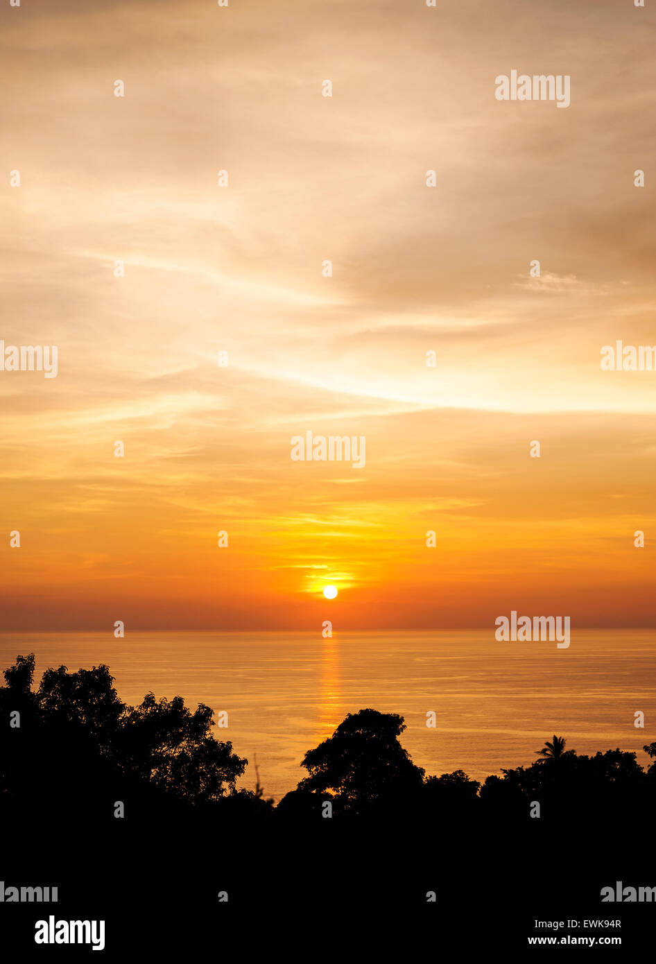 Silueta con el color de la puesta de sol, el punto de vista de Phuket en Tailandia Foto de stock