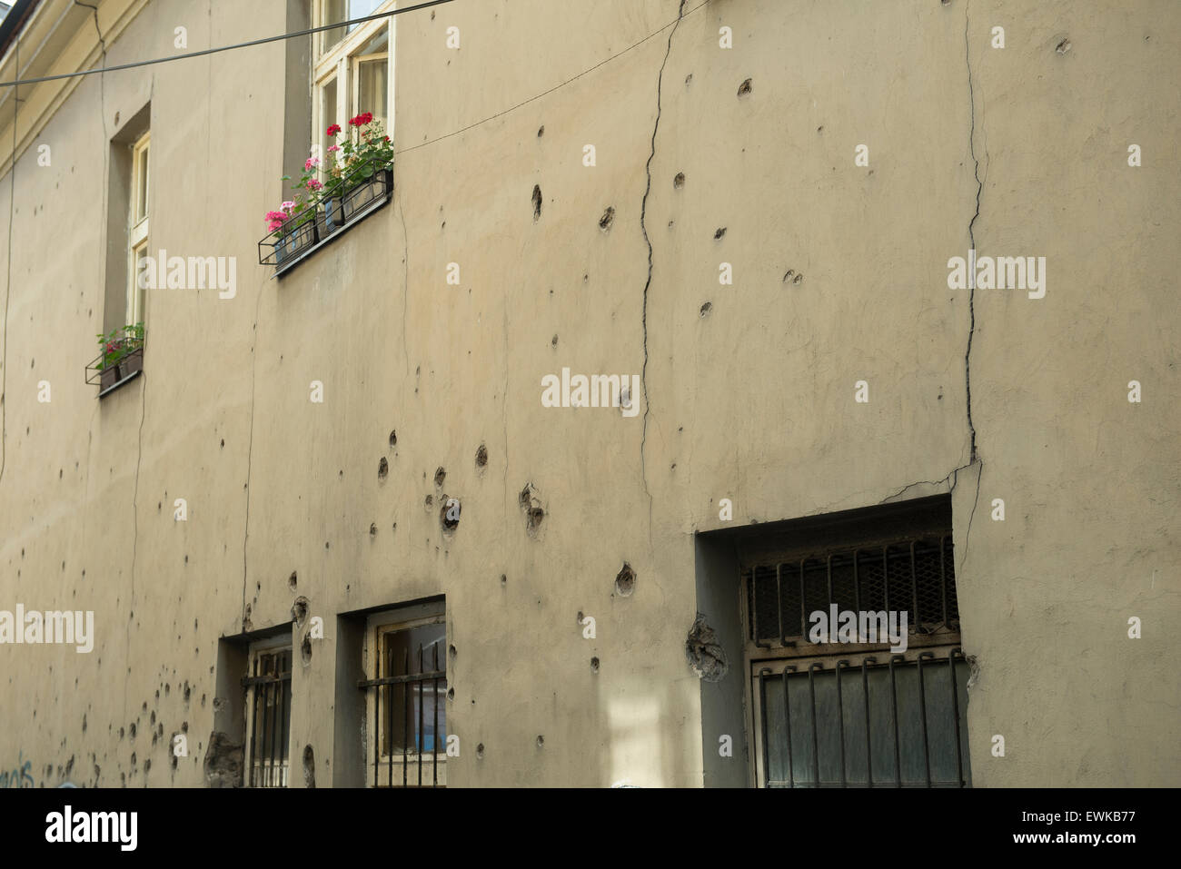 Marcas dejadas por los golpes de un arma de fuego en las paredes de Sarajevo Foto de stock