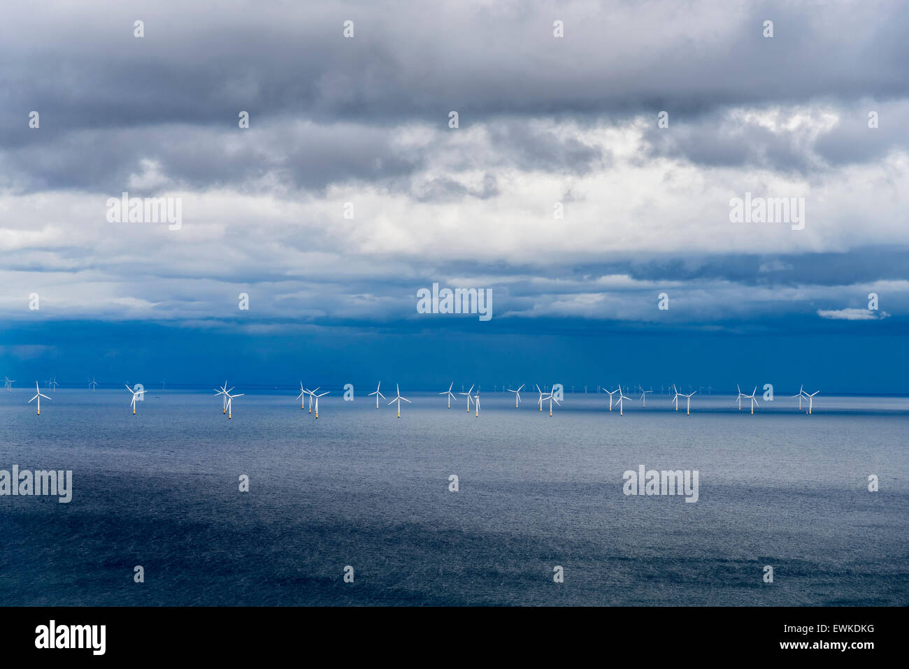 Energía limpia parque eólico molinos de viento en la Bahía de Liverpool off Llandudno Foto de stock