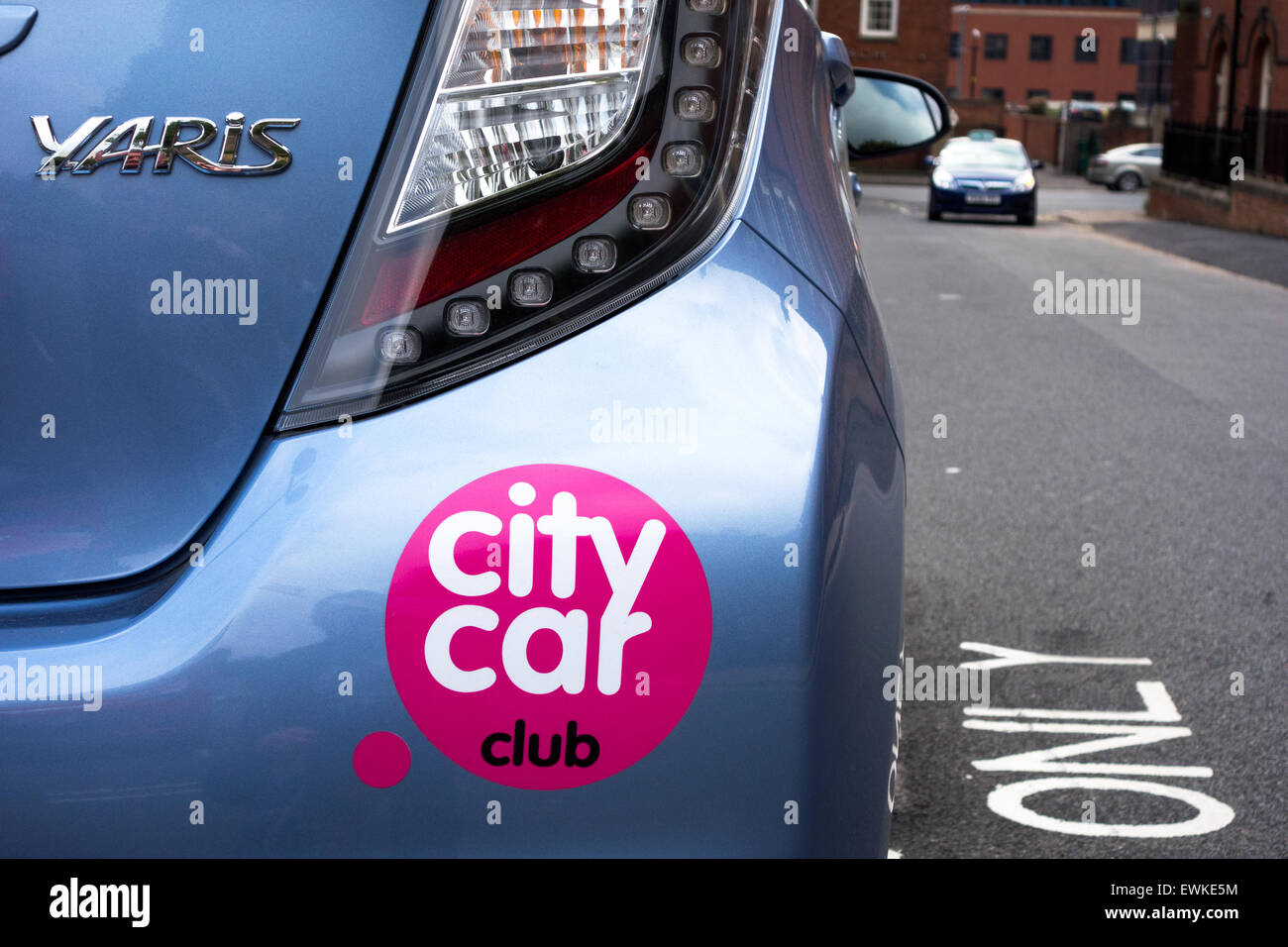 Un City Car Club alquile un coche en una calle en Nottingham, Inglaterra, Reino Unido. Foto de stock