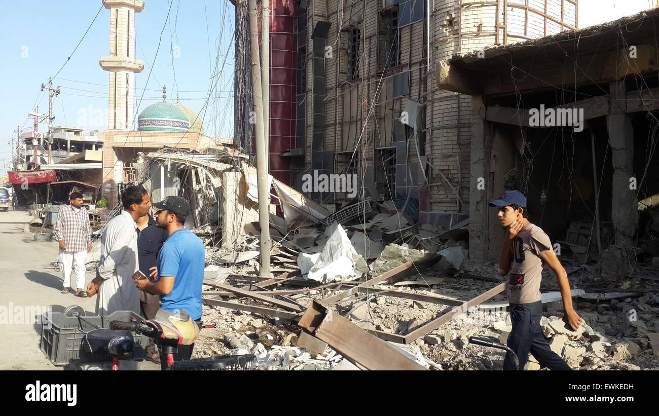 Fallujah, Irak. El 28 de junio de 2015. Las personas se reúnen alrededor de un edificio destruido tras un ataque aéreo de la Fuerza Aérea iraquí en el Estado Islámico (ES) militantes incautadas en la ciudad de Faluya, a unos 50 kilómetros al oeste de Bagdad, Iraq, el 28 de junio de 2015. Al menos 10 personas resultaron muertas y otras 19 heridas durante el atentado del domingo. © Sami Jawad/Xinhua/Alamy Live News Foto de stock