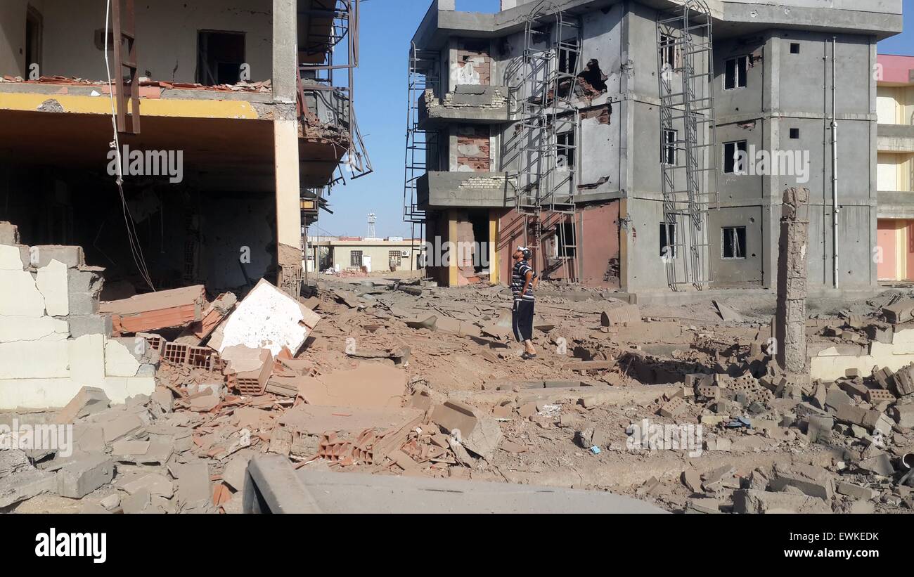 Fallujah, Irak. El 28 de junio de 2015. Un hombre inspecciona un edificio destruido tras un ataque aéreo de la Fuerza Aérea iraquí en el Estado Islámico (ES) militantes incautadas en la ciudad de Faluya, a unos 50 kilómetros al oeste de Bagdad, Iraq, el 28 de junio de 2015. Al menos 10 personas resultaron muertas y otras 19 heridas durante el atentado del domingo. © Sami Jawad/Xinhua/Alamy Live News Foto de stock