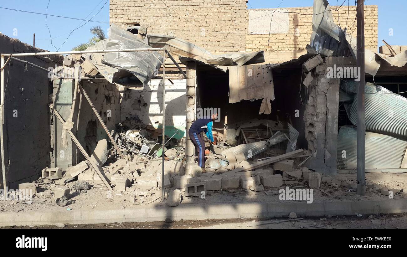 Fallujah, Irak. El 28 de junio de 2015. Un hombre inspecciona un edificio destruido tras un ataque aéreo de la Fuerza Aérea iraquí en el Estado Islámico (ES) militantes incautadas en la ciudad de Faluya, a unos 50 kilómetros al oeste de Bagdad, Iraq, el 28 de junio de 2015. Al menos 10 personas resultaron muertas y otras 19 heridas durante el atentado del domingo. © Sami Jawad/Xinhua/Alamy Live News Foto de stock