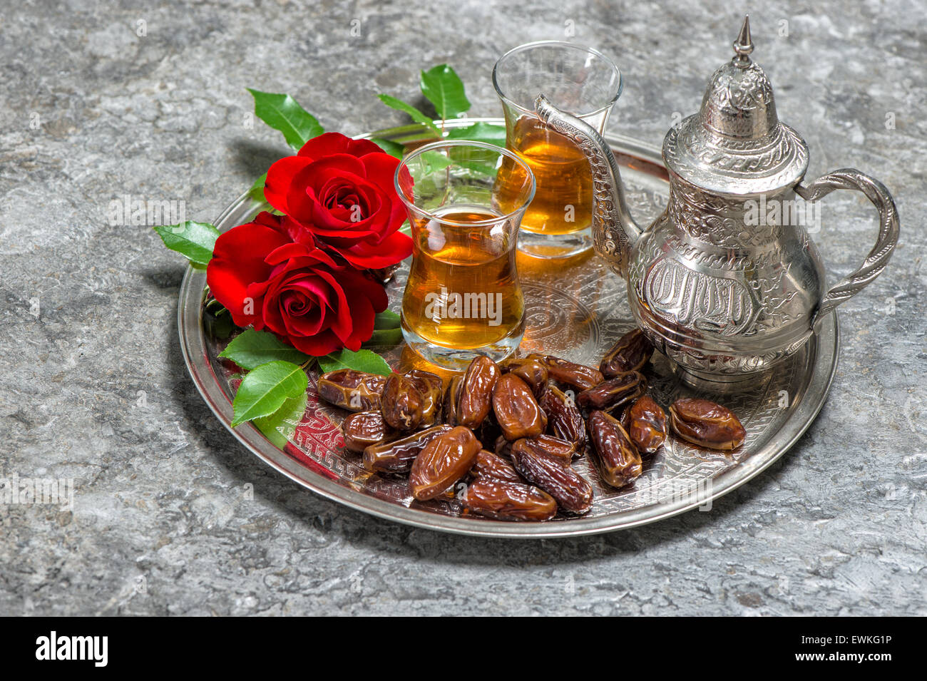 Fechas de té, frutas y flores rosas rojas. Feriados islámicos decoración. Ramadan kareem. Eid Mubarak. Concepto de hospitalidad oriental. Foto de stock