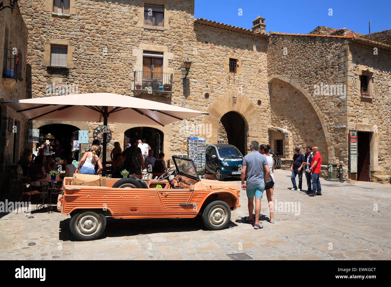 Plaza en el casco antiguo de Pals, Costa Brava, Cataluña, España y Europa  Fotografía de stock - Alamy