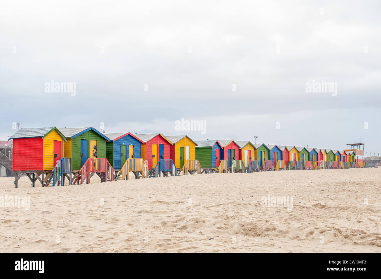 Cabañas de playa multicolor en Muizenberg en Cape Town, Provincia del Cabo Occidental de Sudáfrica Foto de stock