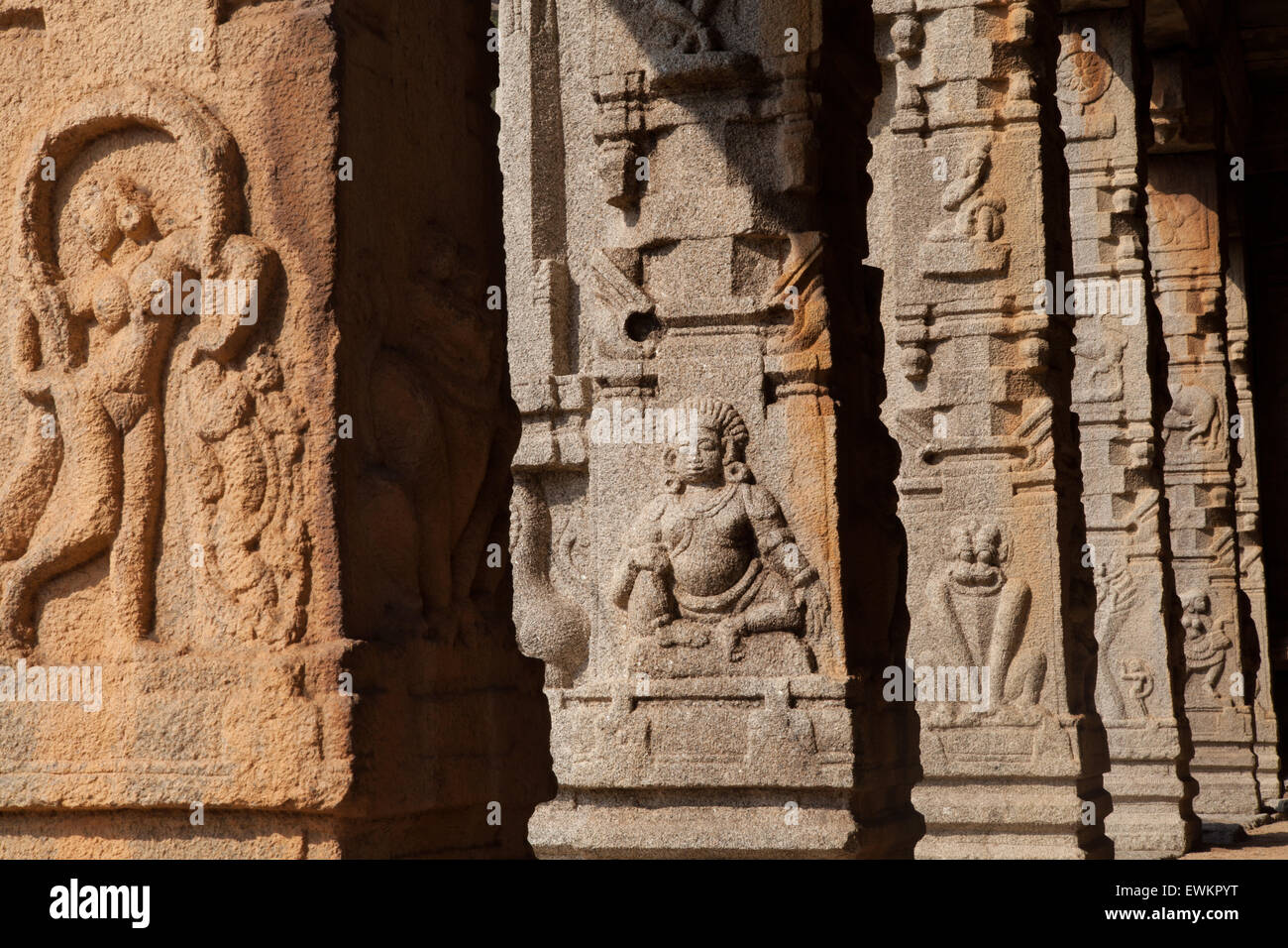 Tallados en las columnas del templo de Hampi Achyutaraya Foto de stock
