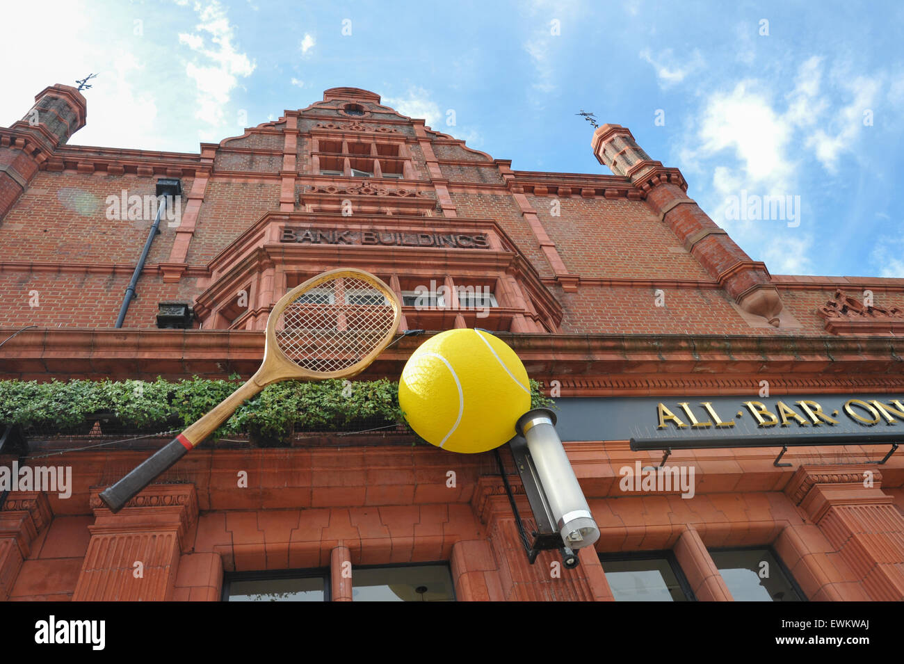 Wimbledon, Londres, Reino Unido. El 28 de junio de 2015. En los preparativos para los campeonatos de tenis de Wimbledon. Crédito: Matthew Chattle/Alamy Live News Foto de stock