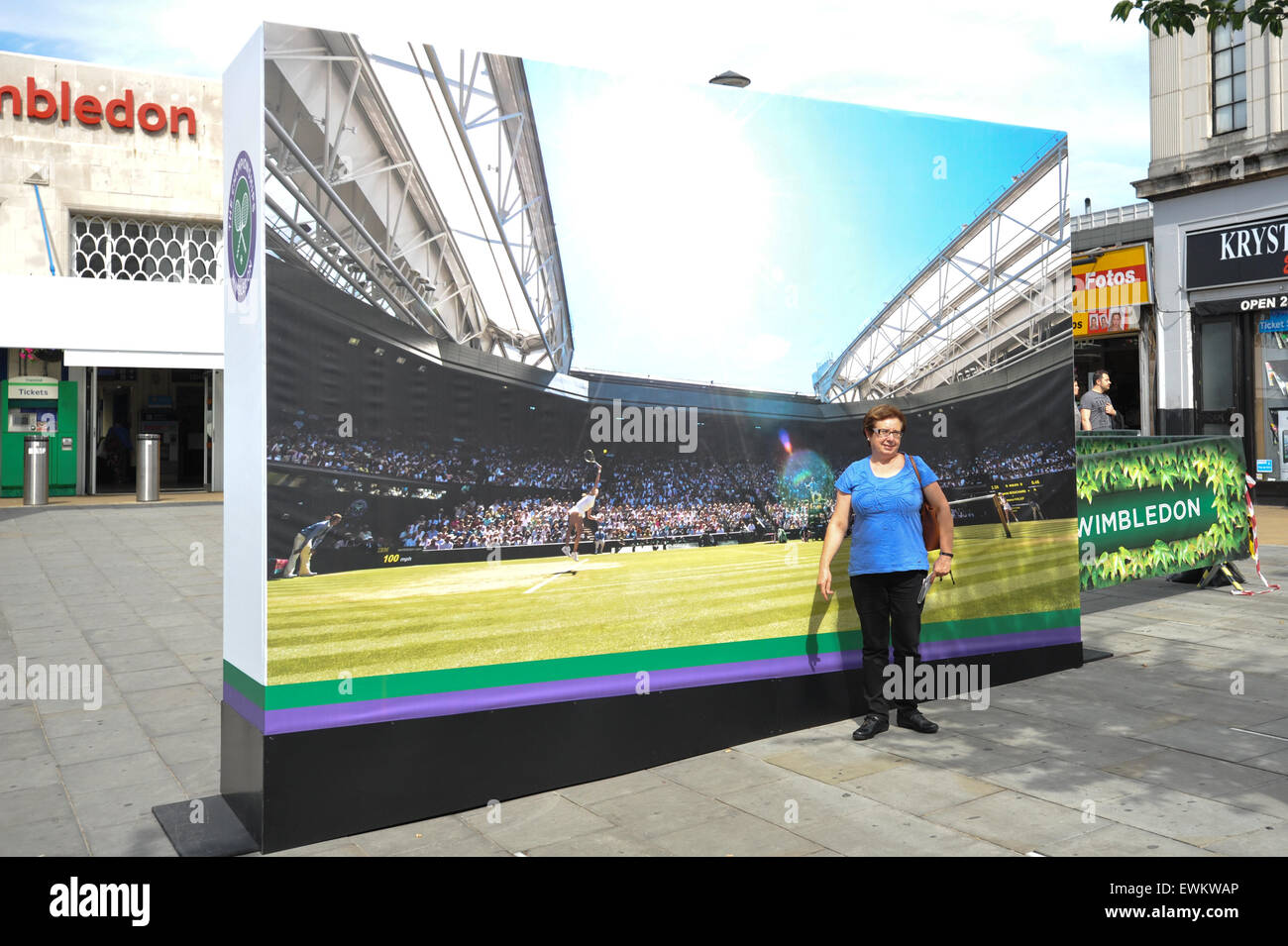 Wimbledon, Londres, Reino Unido. El 28 de junio de 2015. En los preparativos para los campeonatos de tenis de Wimbledon. Crédito: Matthew Chattle/Alamy Live News Foto de stock