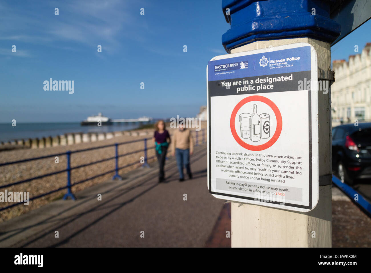 Un cartel en el frente del mar en Eastbourne advertencia que es designado un lugar público, y beber alcohol está prohibido Foto de stock