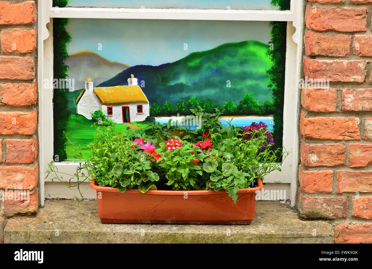 Ventana Cuadro de flores y ventanas pintadas representando un Irish cottage en el Pueblo Artesanal, Londonderry Derry (Irlanda del Norte), Foto de stock