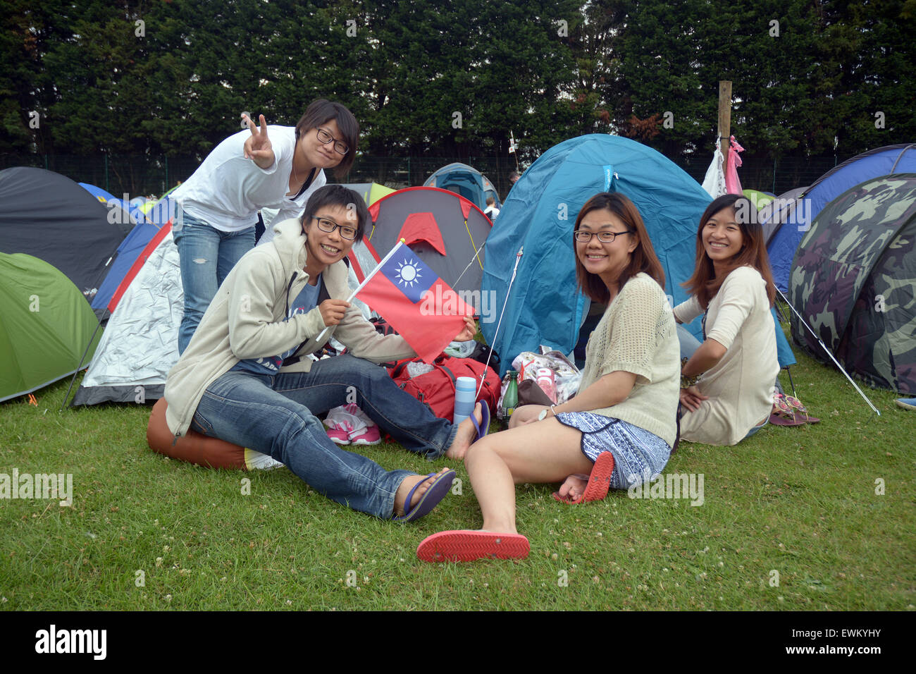 La gente en Wimbledon Park disfruten como acampan para asegurarse de que están en la cola para conseguir entradas para el tenis. Foto de stock