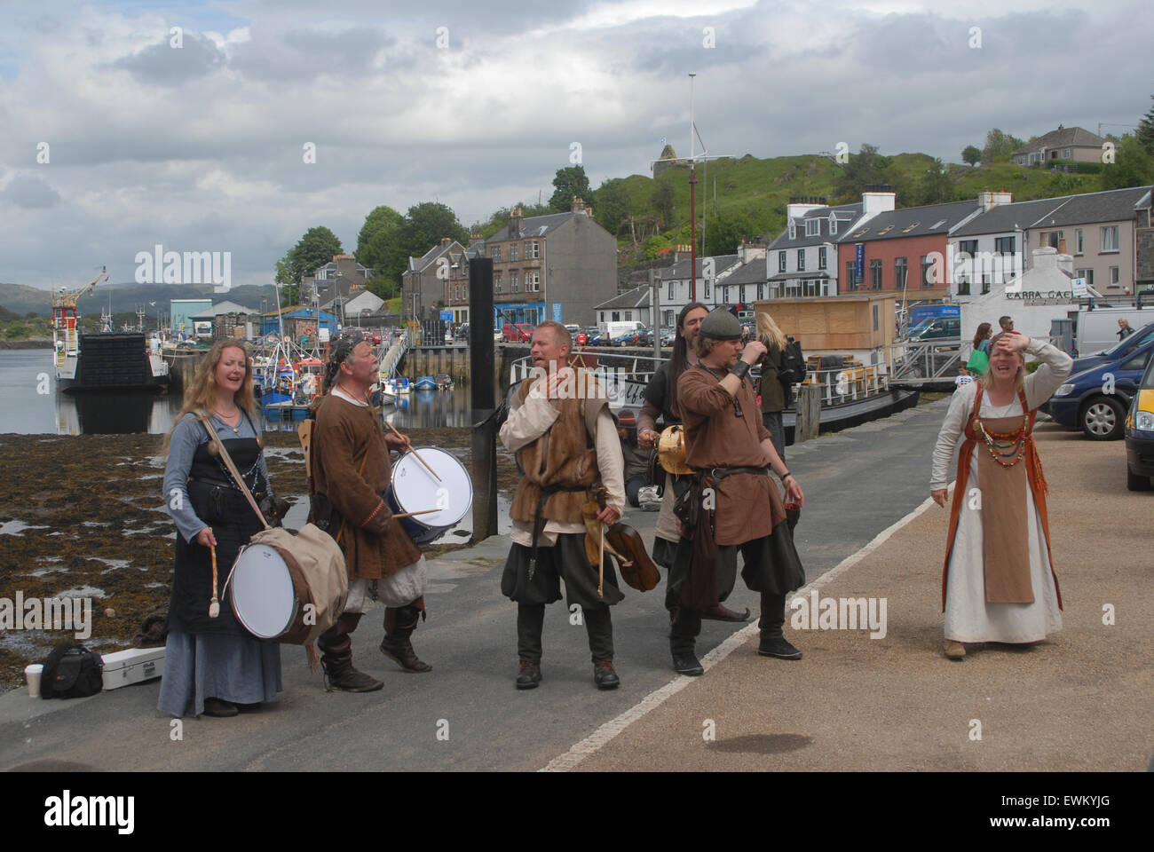 Tarbert, Escocia, Reino Unido. 27 de junio de 2015. Los miembros de la banda sueco Viking medvind interpretar una canción acerca de la muerte negra en el Loch Fyne viking festival en Tarbert, Argyll and Bute, en Escocia. Crédito: Bruce Bennett/alamy live news Foto de stock